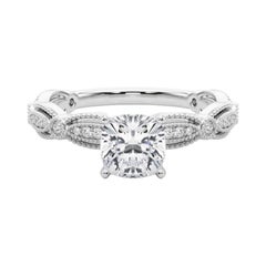 Anello con diamante in platino certificato GIA da 2.5 carati con cuscino d
epoca e fascia a grana fine