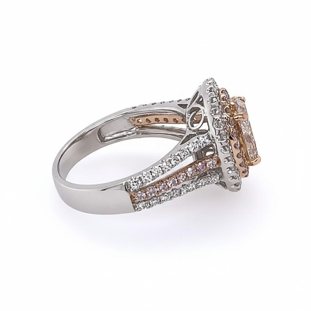 Contemporaneo Anello di fidanzamento ovale con diamante rosa molto chiaro Argyle certificato GIA da 2,50 carati in vendita