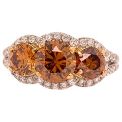 Anello di fidanzamento in platino certificato GIA da 2,50 carati, di colore arancione intenso e brillante.
