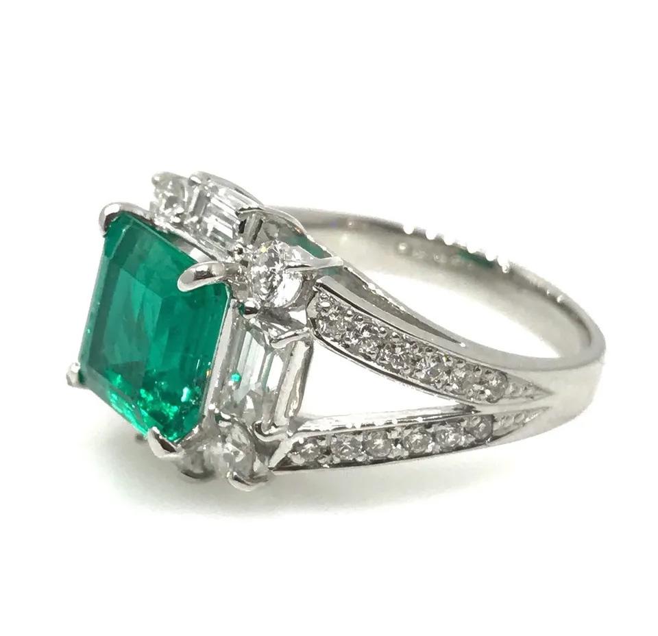 Women's GIA Certified 2.50 carat Colombian Emerald and Diamond Ring in Platinum For Sale