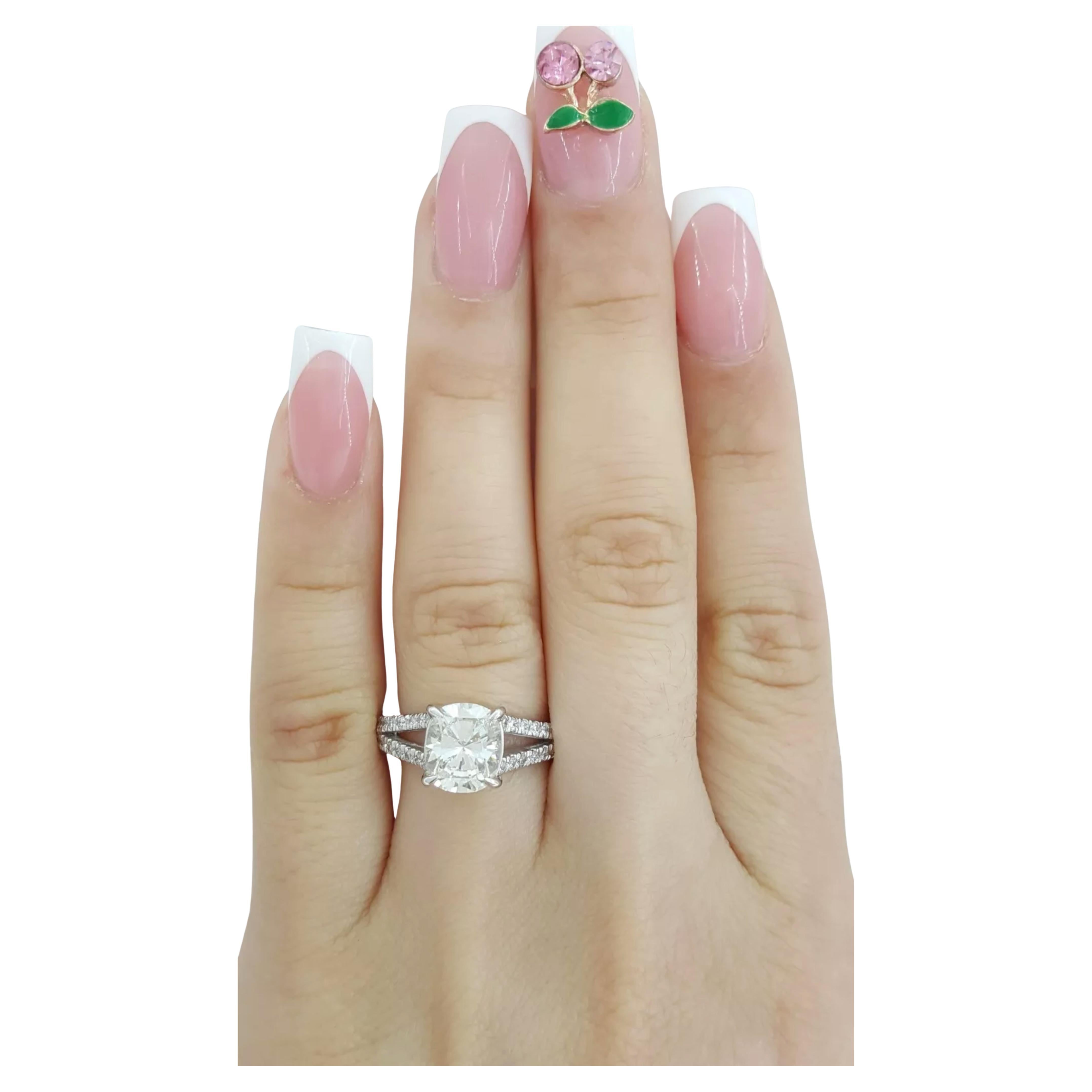 Bague de fiançailles à tige fendue en diamant taille brillant coussin de 2,5 ct, élégamment réalisée en platine. Cette bague exquise est de taille 6,5 et pèse 7 grammes. Elle est ornée d'un magnifique diamant naturel de 2 ct de taille brillant en