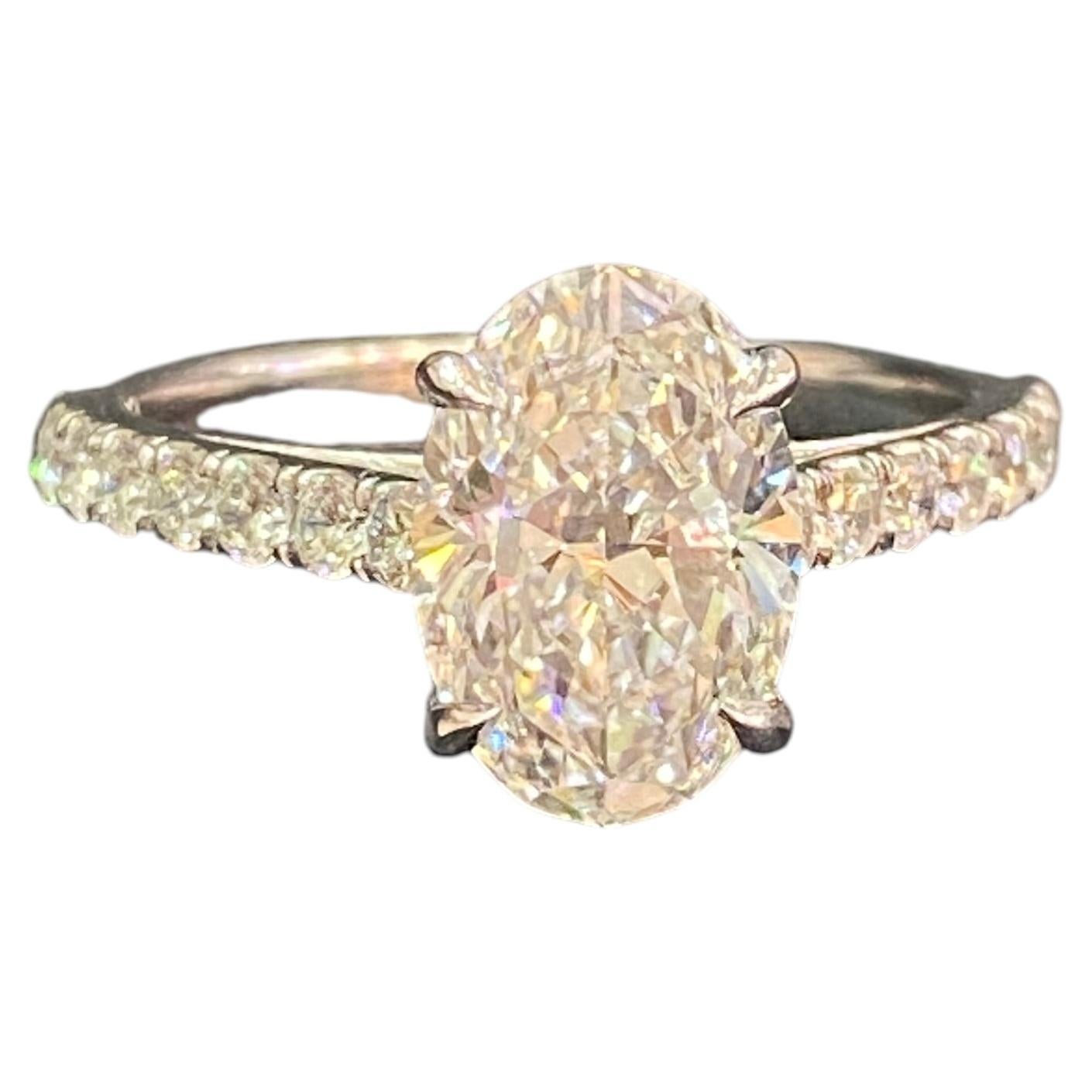 GIA-zertifizierter Ring mit ovalen Diamanten (2,50 Karat, E, VVS1) und Pavé-Fassung aus 18-karätigem Weißgold