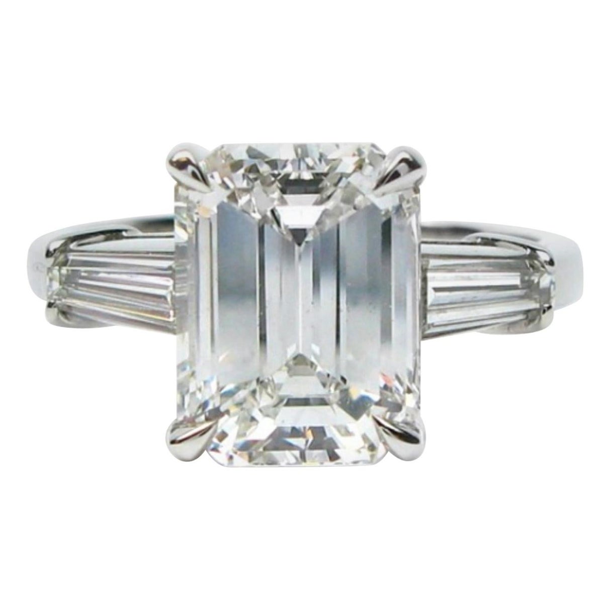 Anello in platino con diamante taglio smeraldo certificato GIA da 2.50 carati