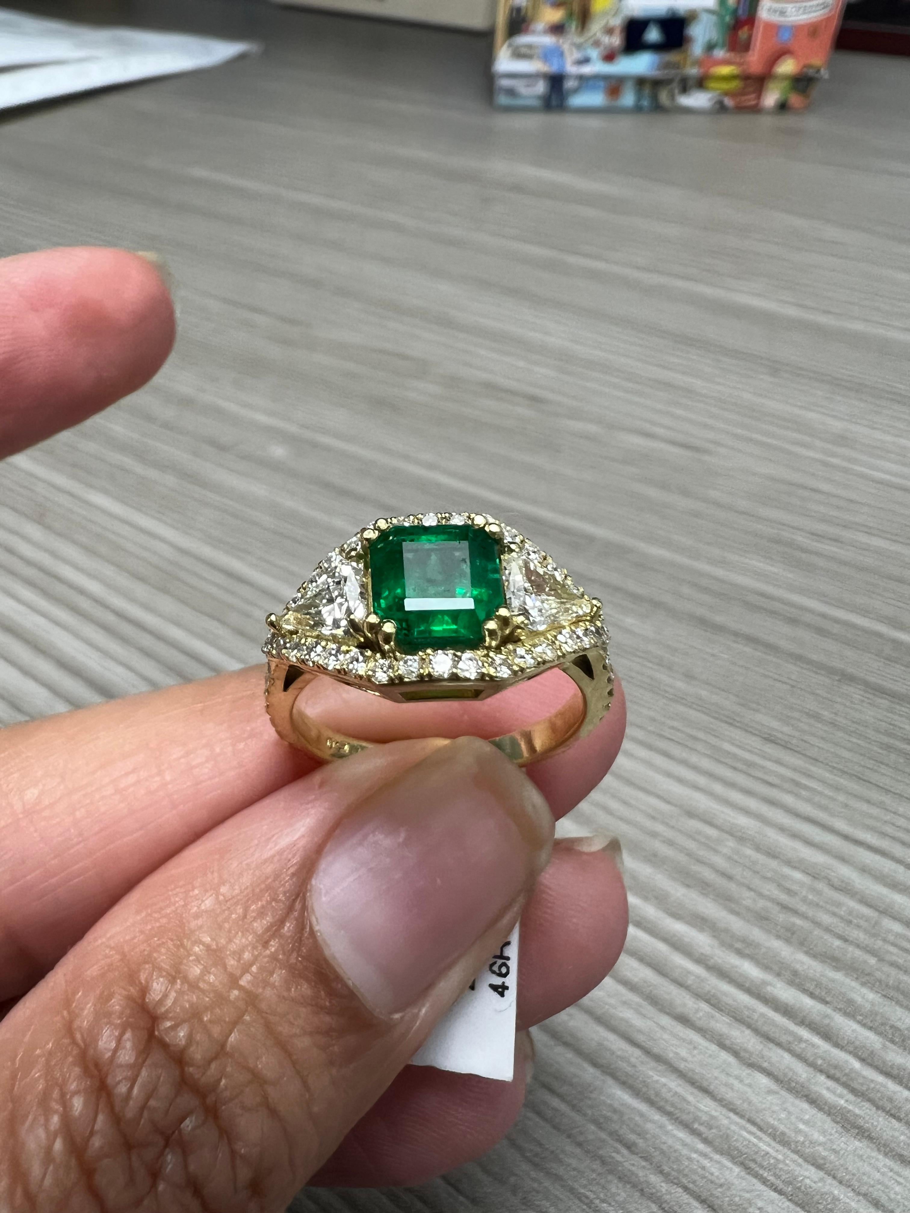 GIA Certified 2.50 Carat Emerald Diamond 18 Karat Yellow Gold Bridal Ring For Sale 3