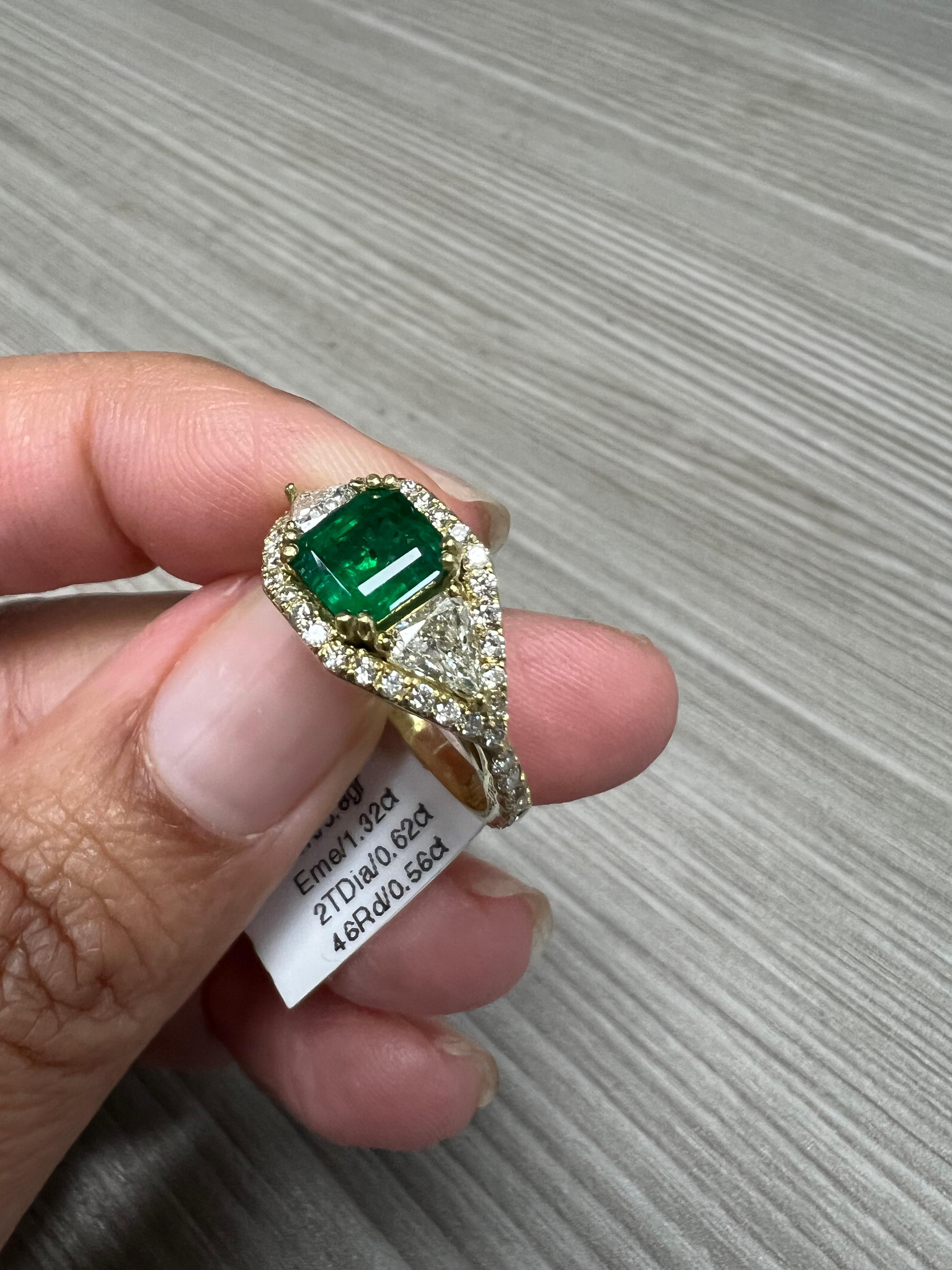 GIA Certified 2.50 Carat Emerald Diamond 18 Karat Yellow Gold Bridal Ring For Sale 4