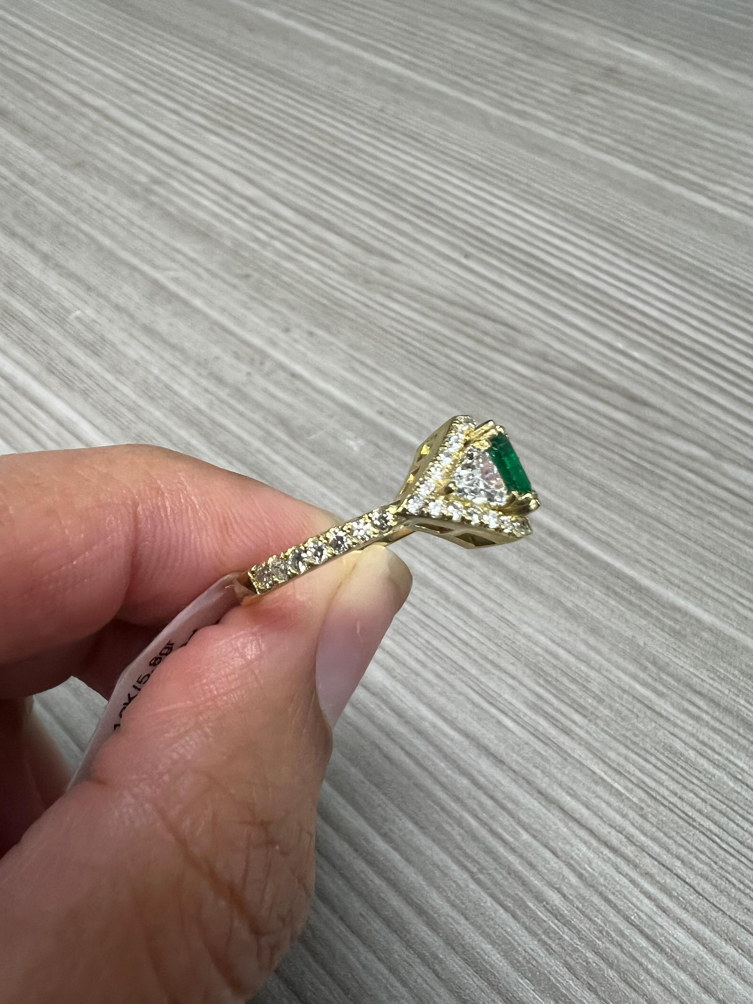GIA Certified 2.50 Carat Emerald Diamond 18 Karat Yellow Gold Bridal Ring For Sale 5
