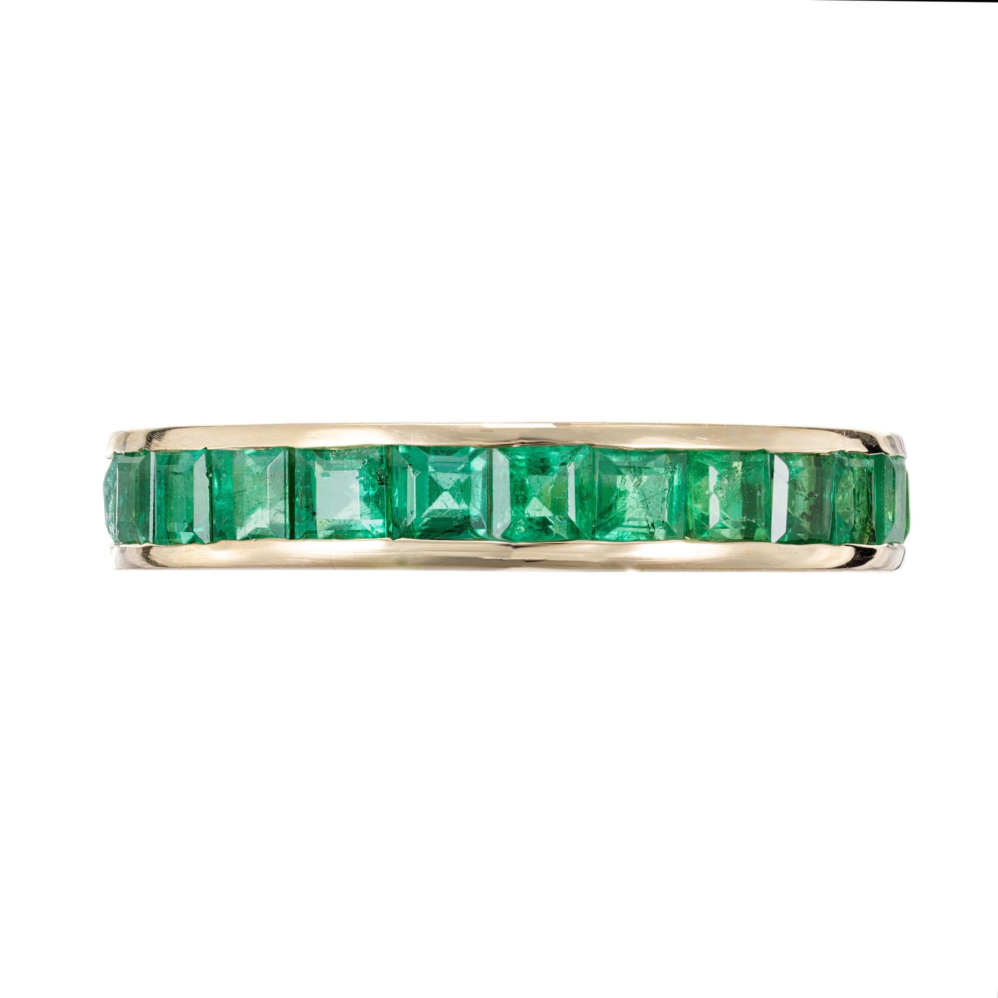 GIA Certified 2.50 Carat Green Emerald Yellow Gold Eternity Wedding Band Ring In Good Condition In Stamford, CT