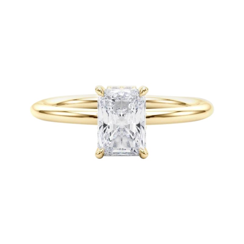 GIA Certified 2,50 Carat Hidden Halo Radiant Anello con diamanti in oro giallo 18K in vendita