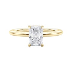 GIA Certified 2,50 Carat Hidden Halo Radiant Anello con diamanti in oro giallo 18K