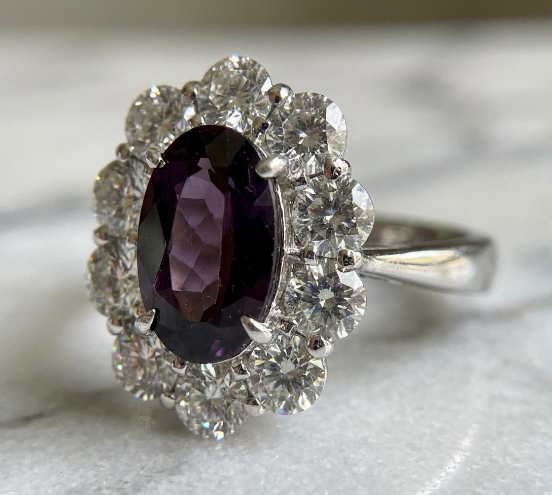 Dieser exquisite Ring präsentiert einen seltenen GIA-zertifizierten natürlichen Alexandrit mit einem Gewicht von 2,50 Karat, der in einem eleganten Oval mit modifiziertem Brillant geschliffen ist. Der Edelstein zeigt den klassischen und sehr