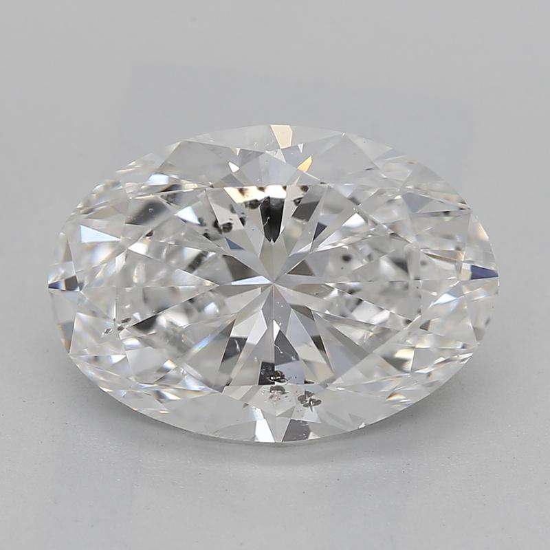 Uno squisito anello di diamanti presenta un meraviglioso centro di un diamante ovale certificato GIA, con un peso di 2,50, E e SI2. Questo lussuoso pezzo è splendidamente realizzato in oro giallo, creando uno sfondo perfetto che esalta la