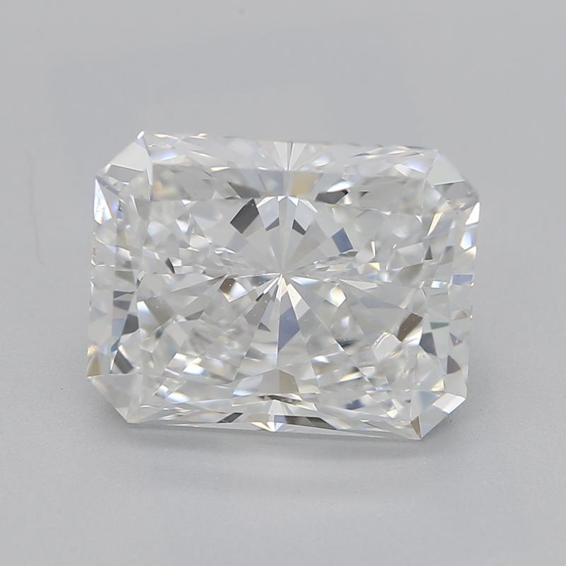 Fabriquée à la main à New York, cette exquise bague en diamant est un remarquable témoignage d'élégance et d'artisanat, mettant en vedette une époustouflante pierre centrale rayonnante F SI1 de 2,50. Serti dans un luxueux or blanc, le design est un