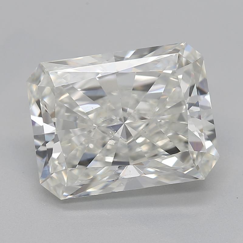 Realizzato a mano a New York, questo splendido anello con diamante radiante, caratterizzato da un'affascinante pietra centrale di 2,50 con un'impressionante I e SI1, irradia eleganza e raffinatezza. Realizzato in lussuoso platino, il solitario è
