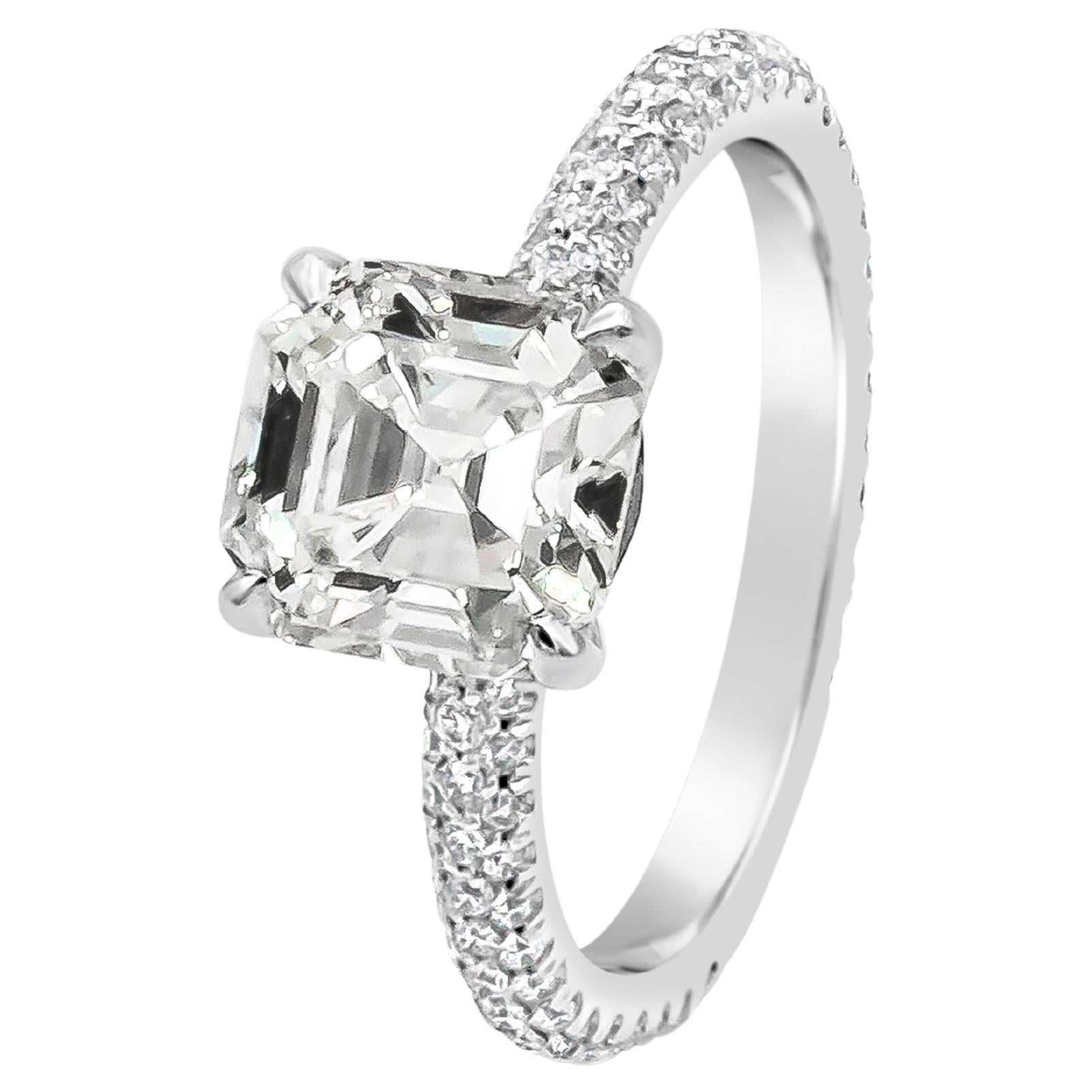 Ein klassischer Verlobungsring mit einem 2,50 Karat schweren Diamanten im Asscher-Schliff, der von GIA mit der Farbe J und der Reinheit VS2 zertifiziert wurde und in einer vierzackigen Fassung sitzt. Mit einem diamantbesetzten Schaft aus runden