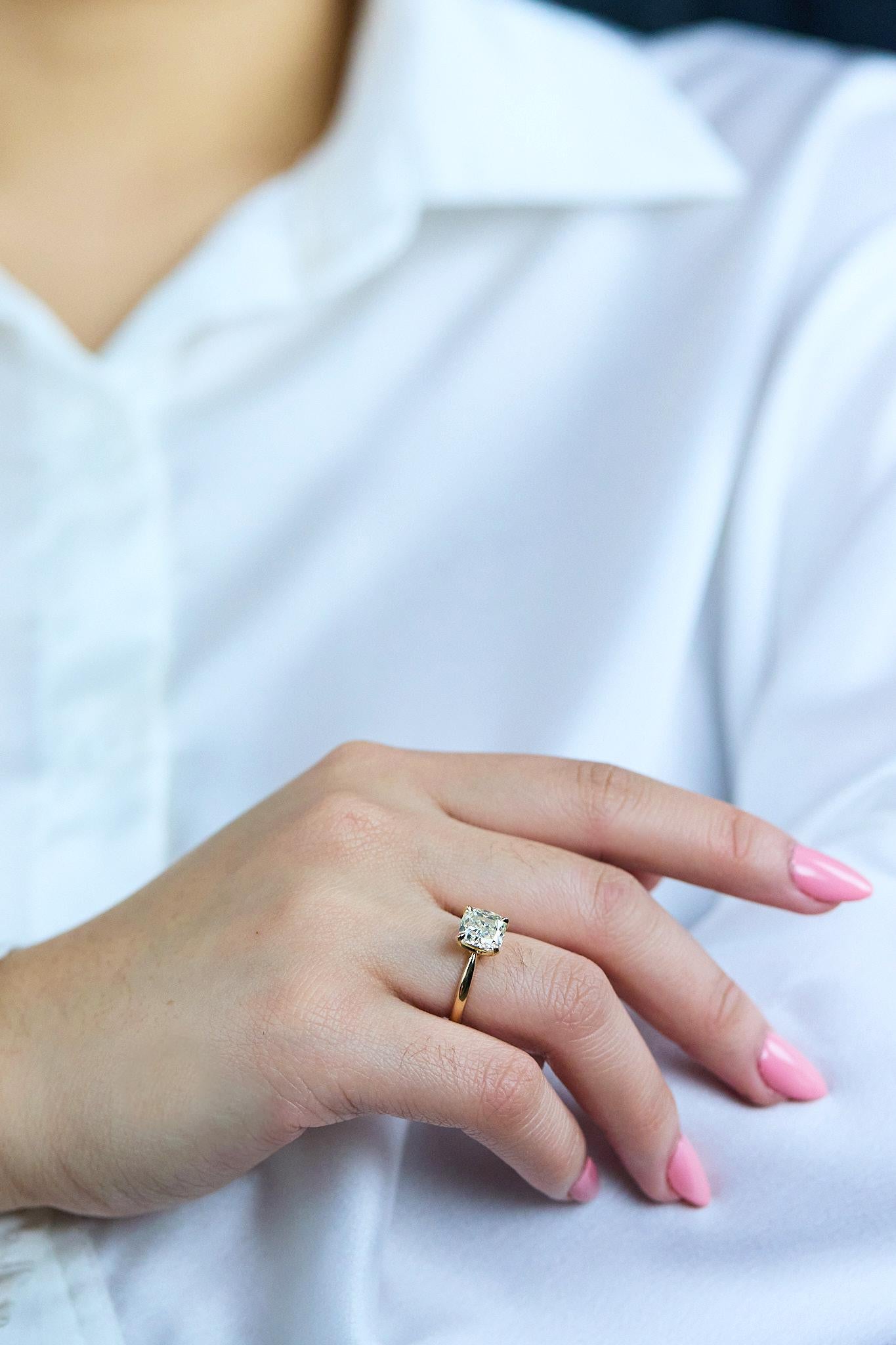 Anello di fidanzamento con diamante taglio cuscino certificato GIA da 2,50 carati in oro giallo In condizioni Nuovo in vendita a New York, NY