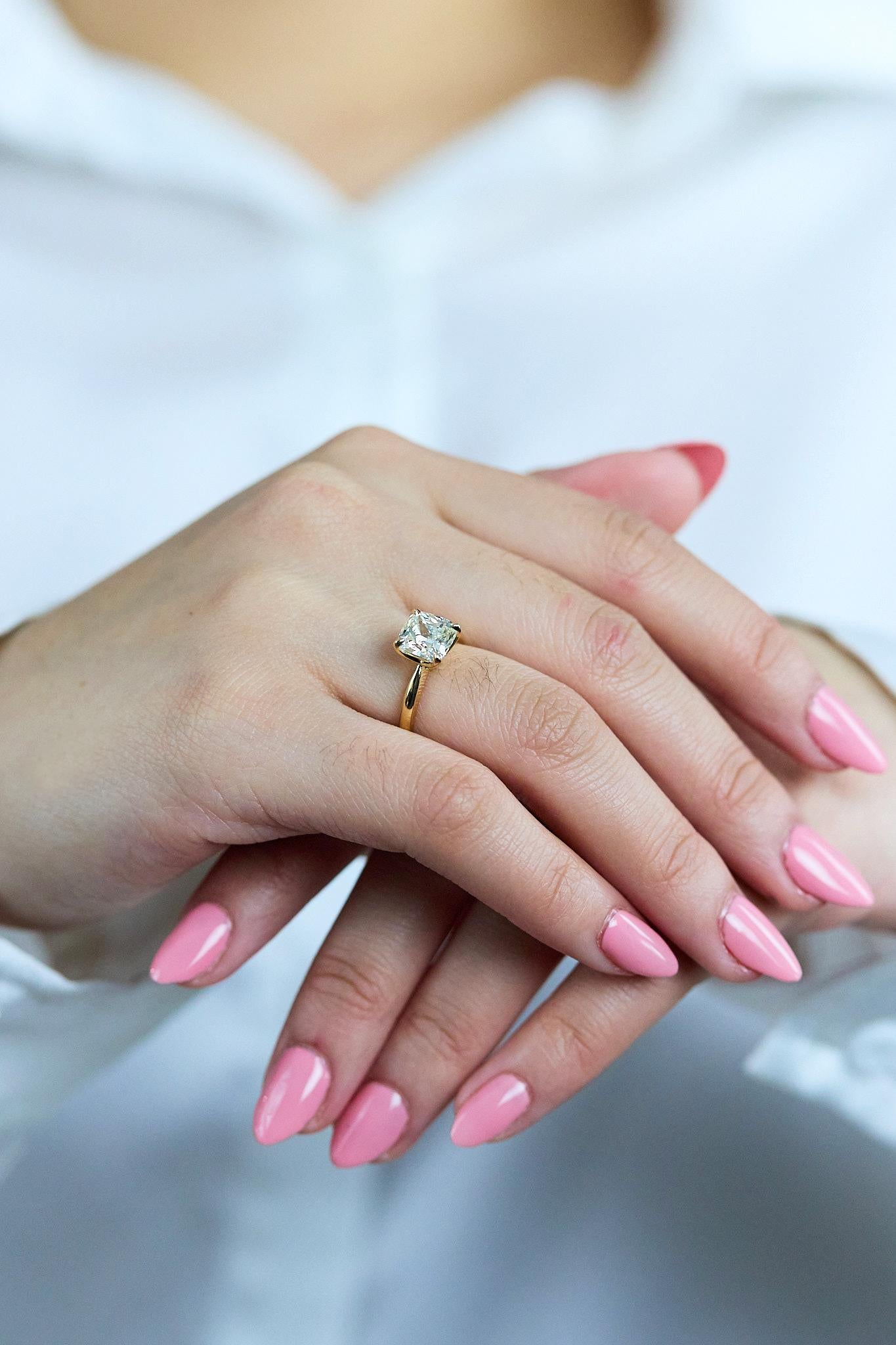 Donna Anello di fidanzamento con diamante taglio cuscino certificato GIA da 2,50 carati in oro giallo in vendita