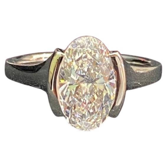Anello con mezzo castone di diamanti ovali certificato GIA da 2,50 carati E/VVS2 in oro bianco 18 carati