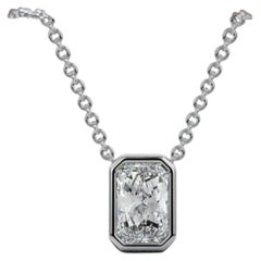 GIA Certified 2.50 Ct F VS1 Radiant Diamond Bezel North-South Collana in oro 18K