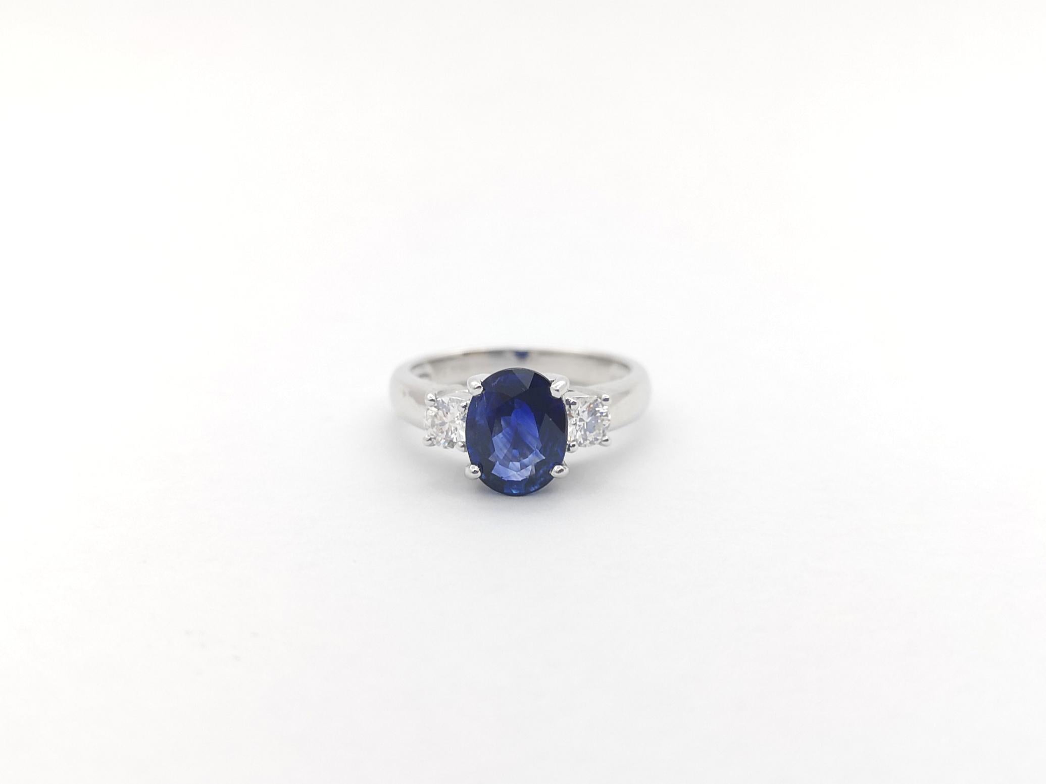 GIA Certified 2.50 cts Blue Sapphire with Diamond Ring set in Platinum 950  For Sale 4