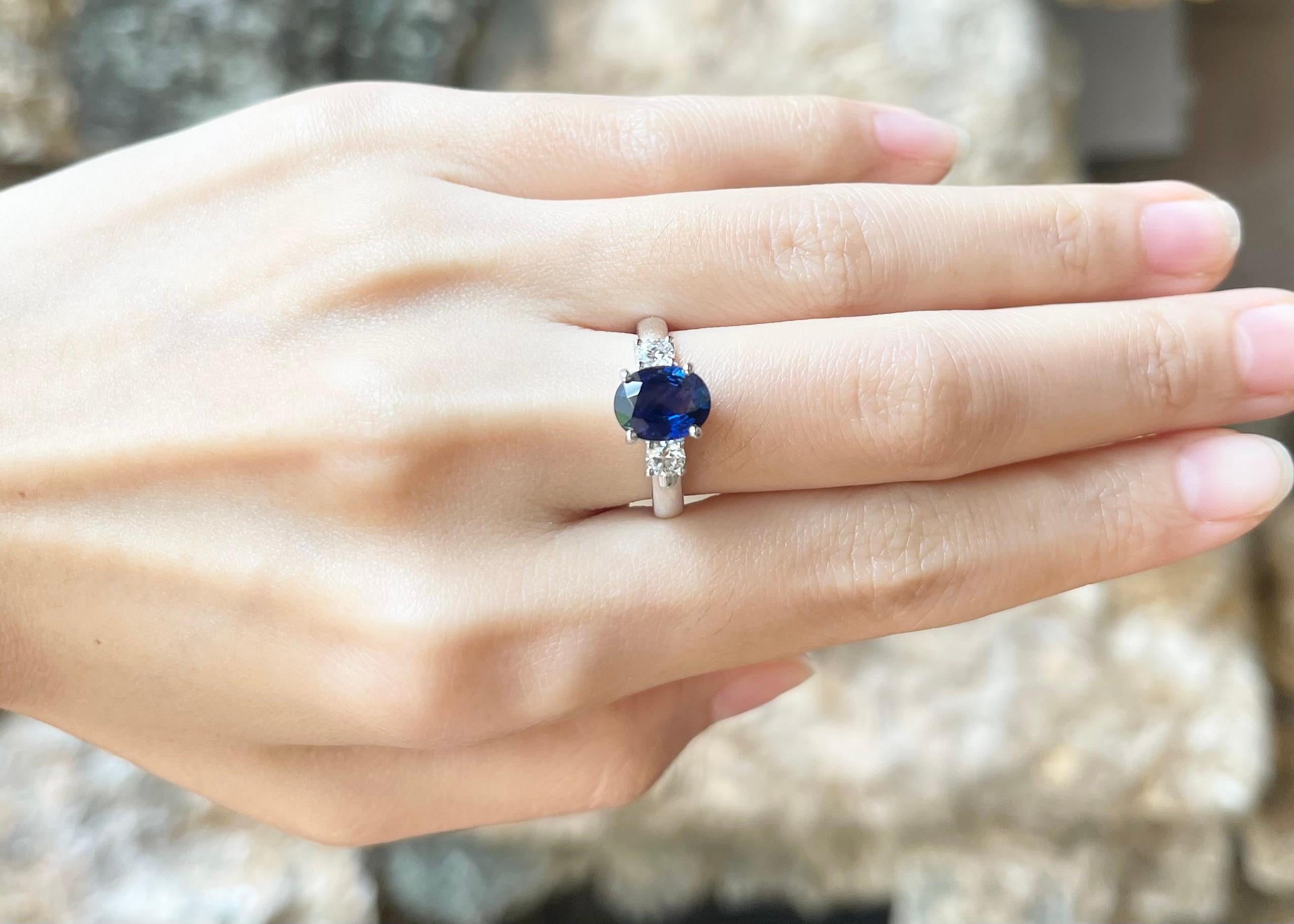 Bague saphir bleu 2,50 carats et diamant 0,41 carat en platine 950
(Certifié GIA)

Largeur :  1,2 cm 
Longueur : 0,9 cm
Taille de l'anneau : 53
Poids total : 6,92 grammes

Saphir bleu 
Largeur :  0,6 cm 
Longueur : 0,9 cm

