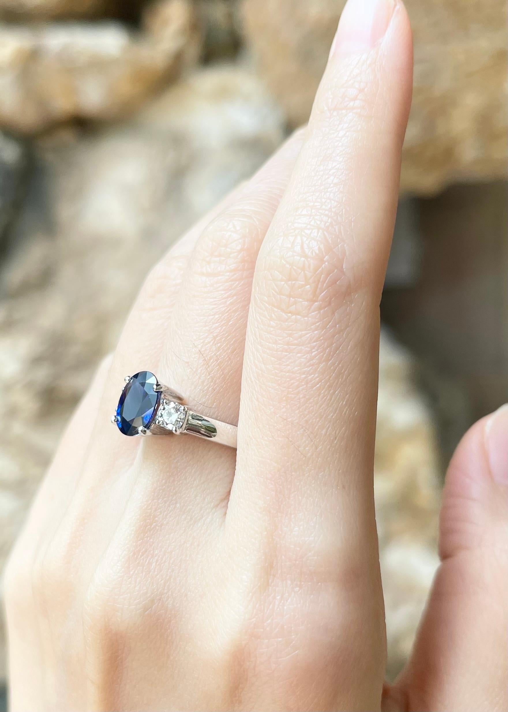 Taille ovale Bague en platine 950 sertie d'un saphir bleu certifié GIA de 2,50 carats et de diamants  en vente