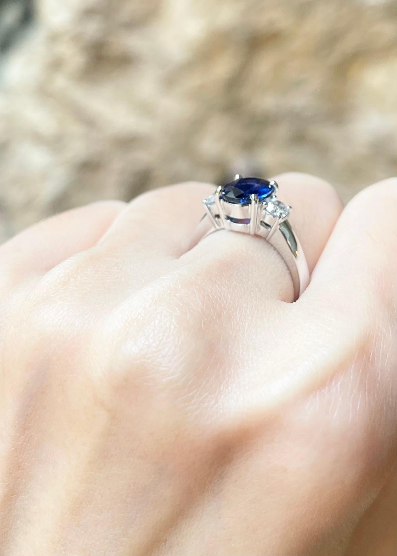 Bague en platine 950 sertie d'un saphir bleu certifié GIA de 2,50 carats et de diamants  Neuf - En vente à Bangkok, TH