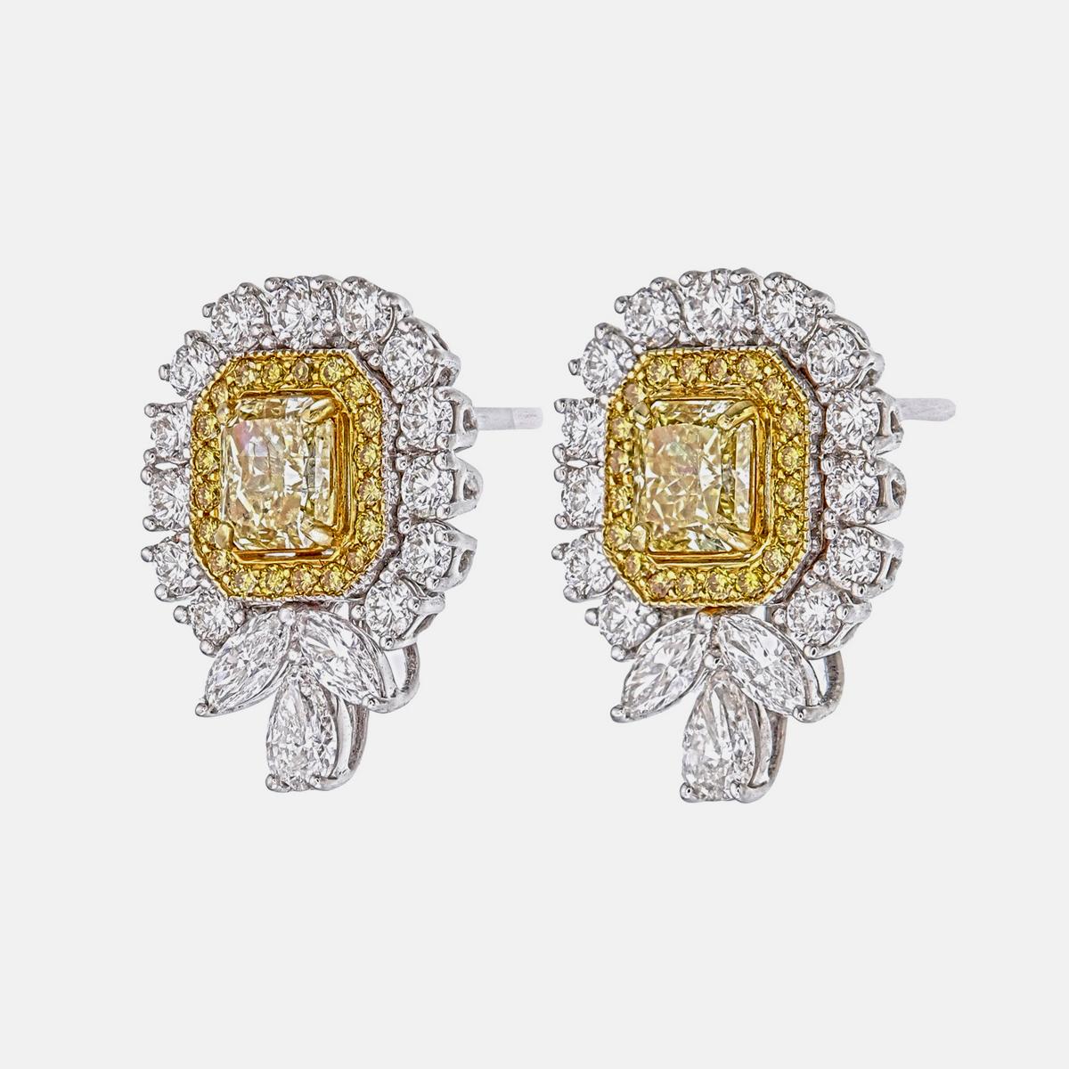 Estetismo Diamante giallo intenso di fantasia certificato GIA da 2,51 carati in oro bianco da 18 carati in vendita