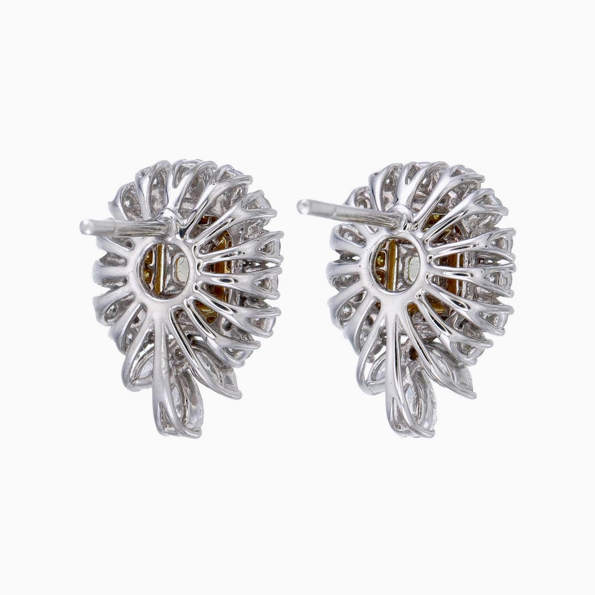 Taglio cuscino antico Diamante giallo intenso di fantasia certificato GIA da 2,51 carati in oro bianco da 18 carati in vendita