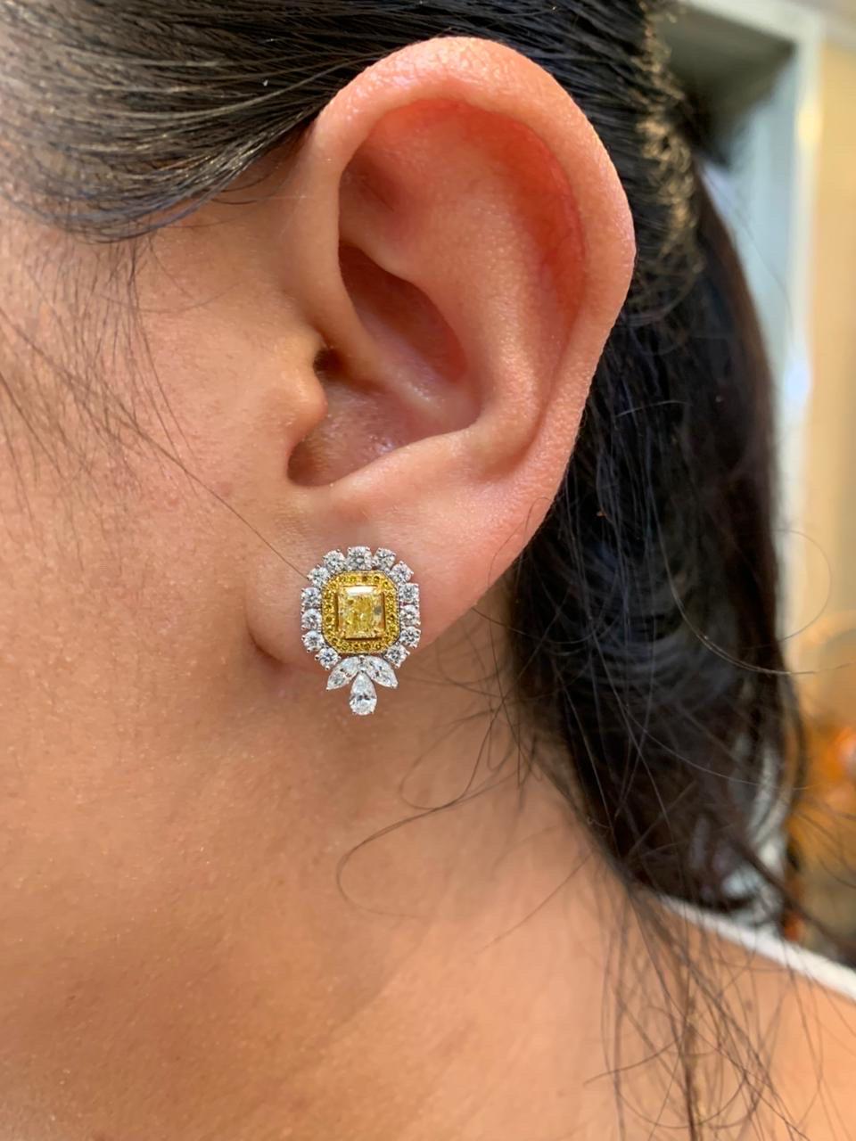 Diamante giallo intenso di fantasia certificato GIA da 2,51 carati in oro bianco da 18 carati In condizioni Nuovo in vendita a Bangkok, TH