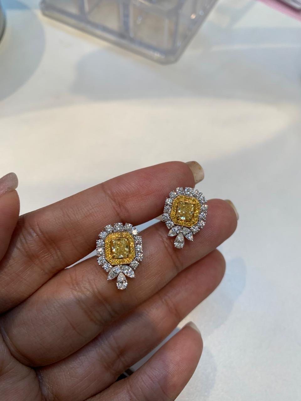 Donna Diamante giallo intenso di fantasia certificato GIA da 2,51 carati in oro bianco da 18 carati in vendita