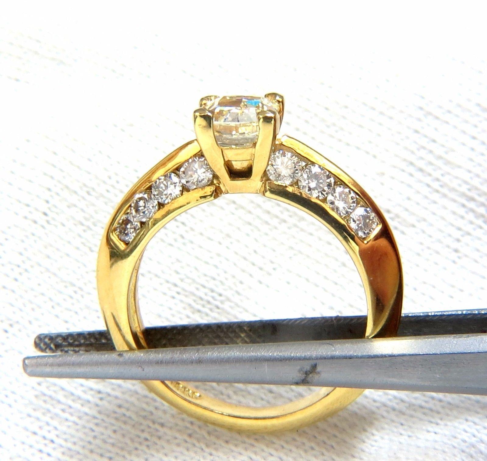 GIA-zertifizierter 2,51 Karat gelber Diamantring mit Kissenschliff 18 Karat im Angebot 1
