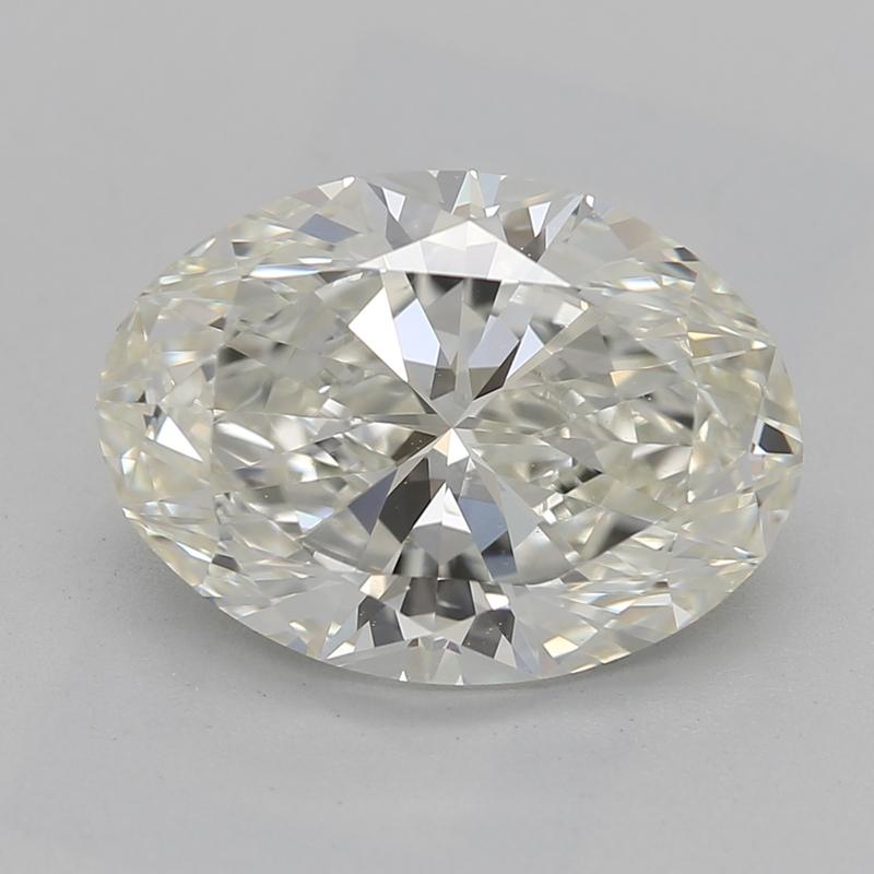 Fabricado a mano en Nueva York, este exquisito anillo de diamantes presenta una impresionante piedra central ovalada de 2,51 , graduación J y SI1 , que garantiza un brillo cautivador que atrapa la mirada desde todos los ángulos. Diseñado con esmero