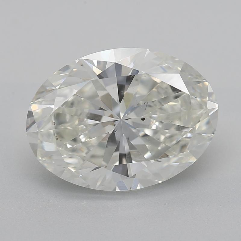 Fabriquée à la main à New York, cette exquise bague en diamant est ornée d'une époustouflante pierre centrale ovale pesant 2,51, classée J et SI1, garantissant une brillance captivante qui attire l'œil sous tous les angles. Conçue avec soin en or