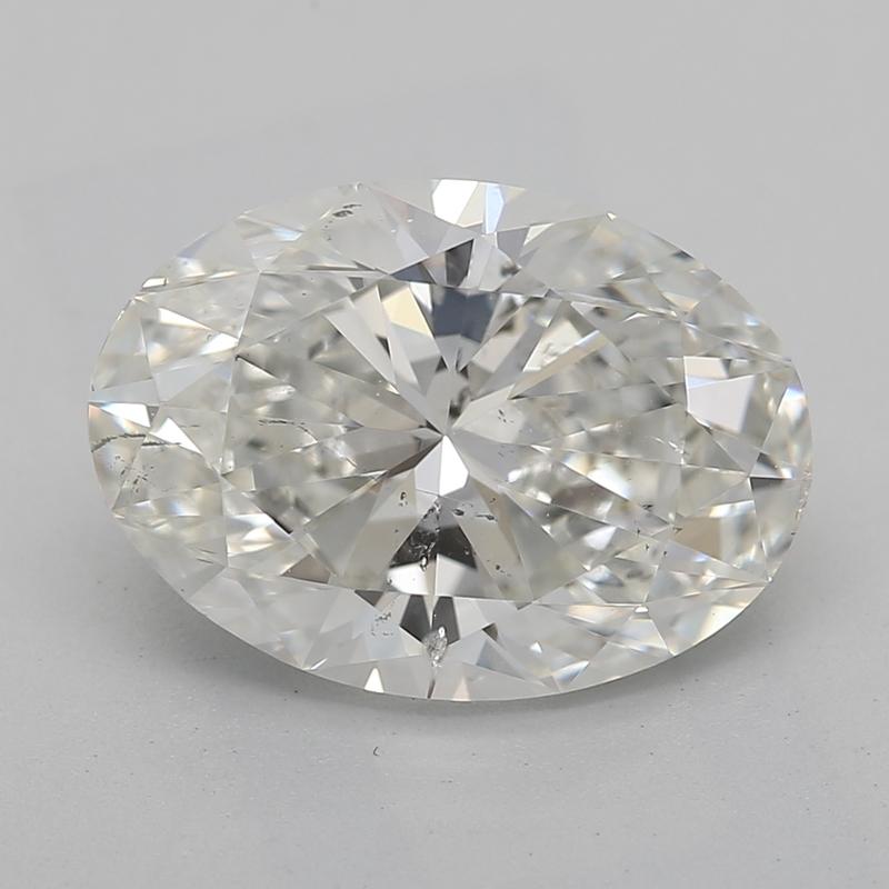 Dieser bemerkenswerte Diamantring wurde mit einer außergewöhnlichen Mischung aus Kunstfertigkeit und Eleganz gefertigt und zeichnet sich durch einen atemberaubenden ovalen Mittelstein mit einem Gewicht von 2,51 aus, der ein fesselndes I und SI2