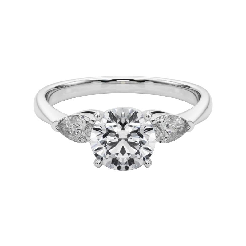 Anello di diamanti in platino a tre pietre con certificato GIA da 2.51 carati, rotondo e orientato verso est-ovest