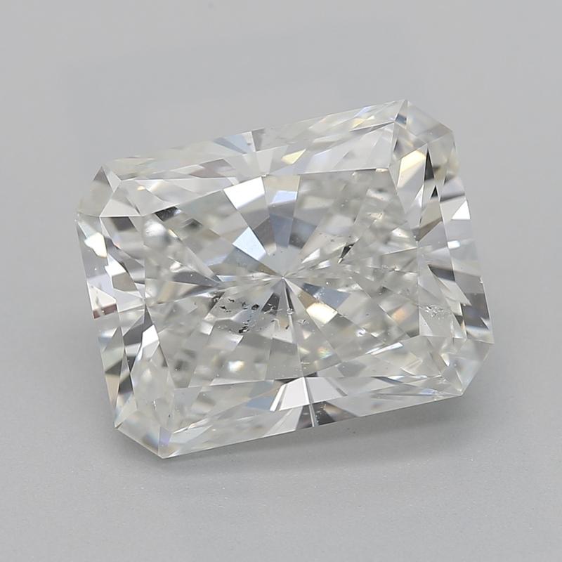 Con un diseño encantador, este extraordinario anillo de diamantes presenta un cautivador diamante central radiante I SI2 de 2,51 con certificado GIA, que emana un brillo seductor que atrapa la mirada. Elaborada en lujoso oro amarillo, la banda