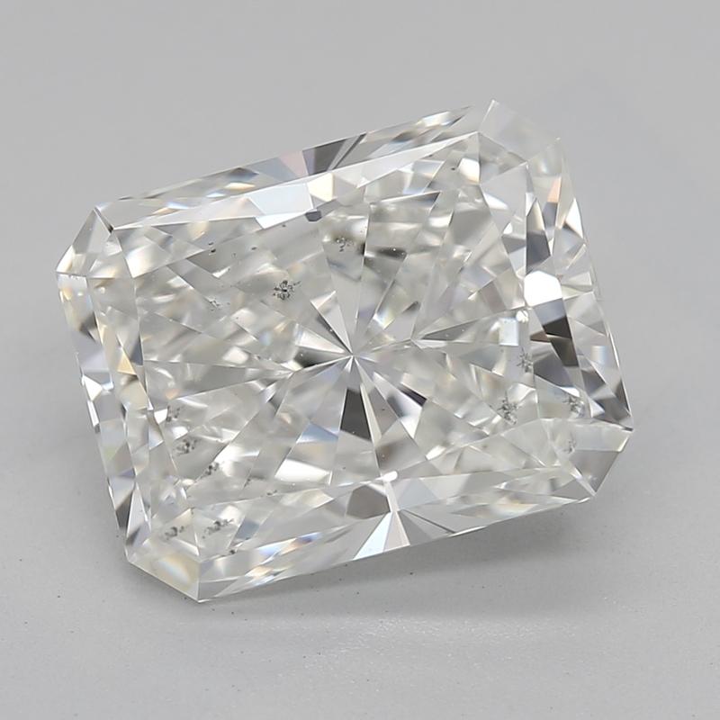 Con un diseño encantador, este extraordinario anillo de diamantes presenta un cautivador diamante central radiante H SI1 de 2,51 con certificado GIA, que emana un brillo seductor que atrapa la mirada. Elaborada en lujoso platino, la banda pulida