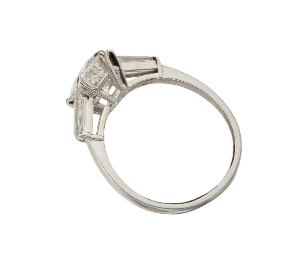 2.51 Karat Birne Diamant Verlobungsring.
Der Hauptdiamant ist laut GIA-Bericht von der Farbe her H und von der Reinheit her VVS2.
Die Fassung ist aus 18k Weißgold gefertigt.