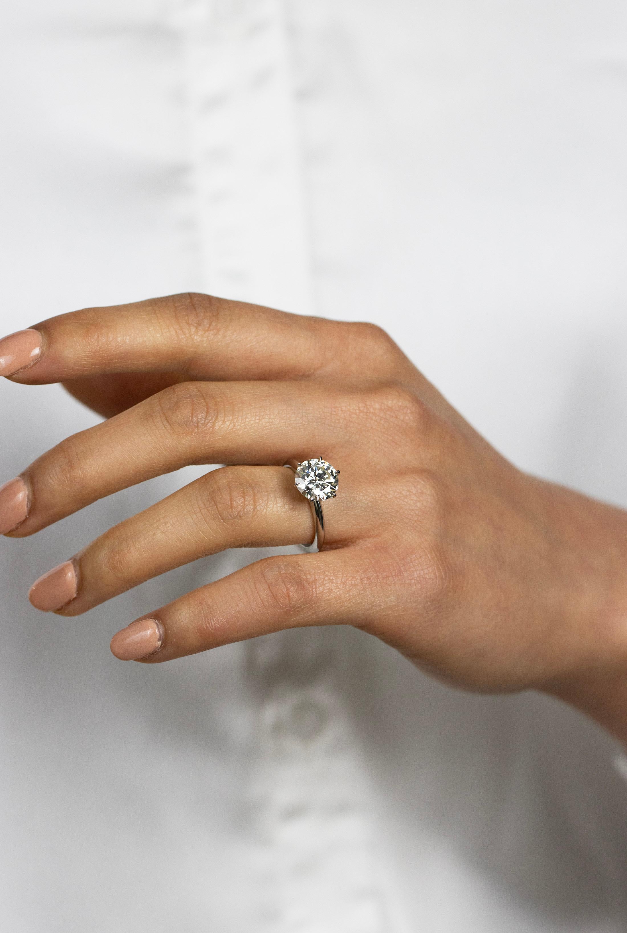 Contemporain Bague de fiançailles solitaire en diamant taille ronde brillant de 2.51 carats certifié GIA en vente