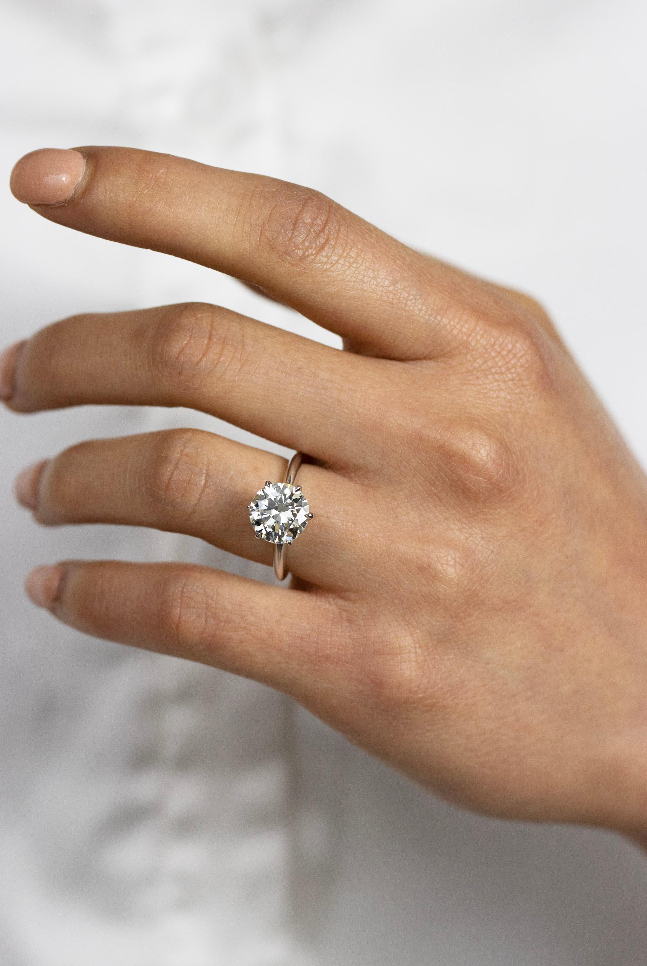 Taille ronde Bague de fiançailles solitaire en diamant taille ronde brillant de 2.51 carats certifié GIA en vente