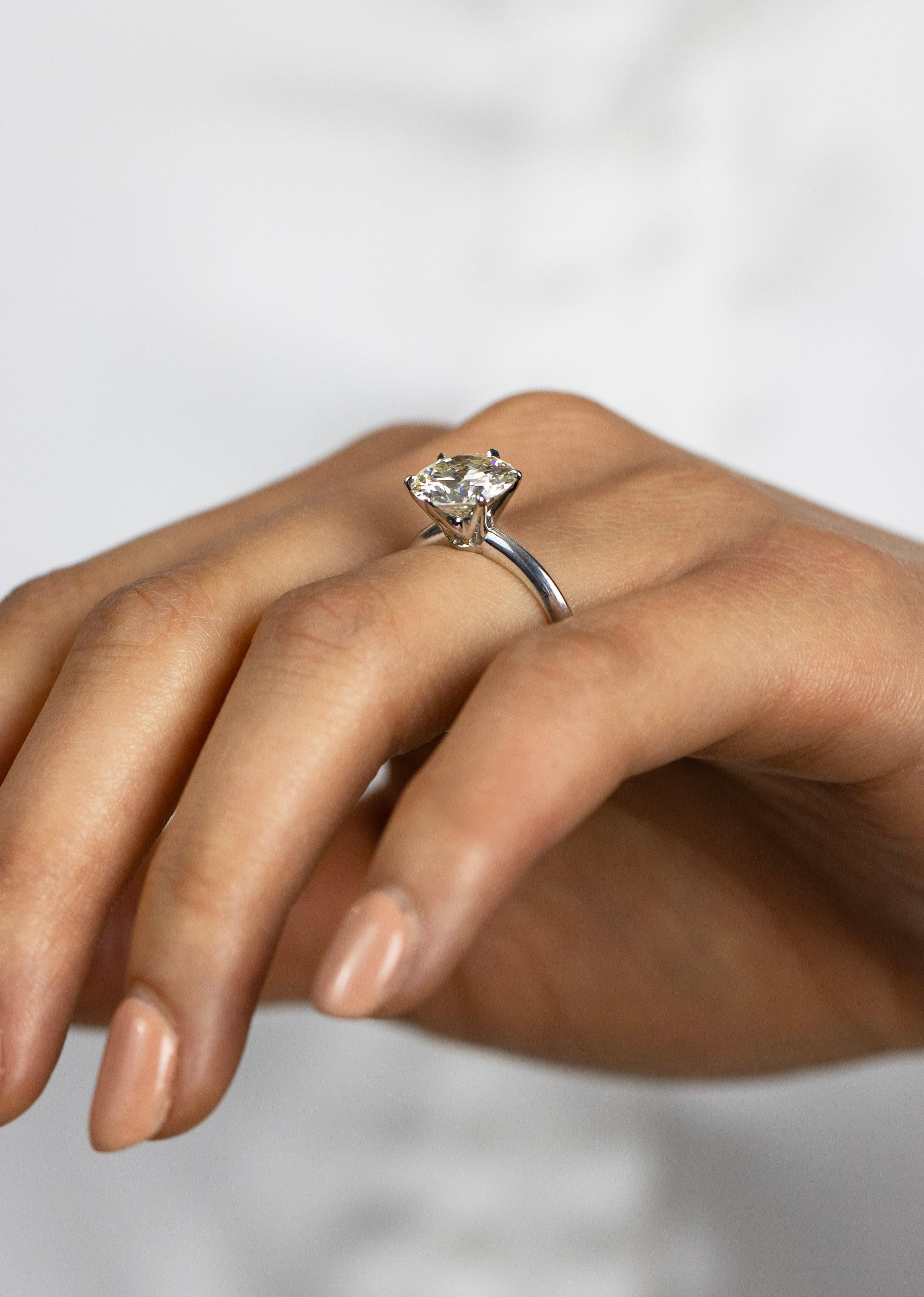 Anillo de compromiso solitario con diamante de talla brillante redondo certificado por GIA de 2.51 quilates en Nuevo estado para la venta en New York, NY