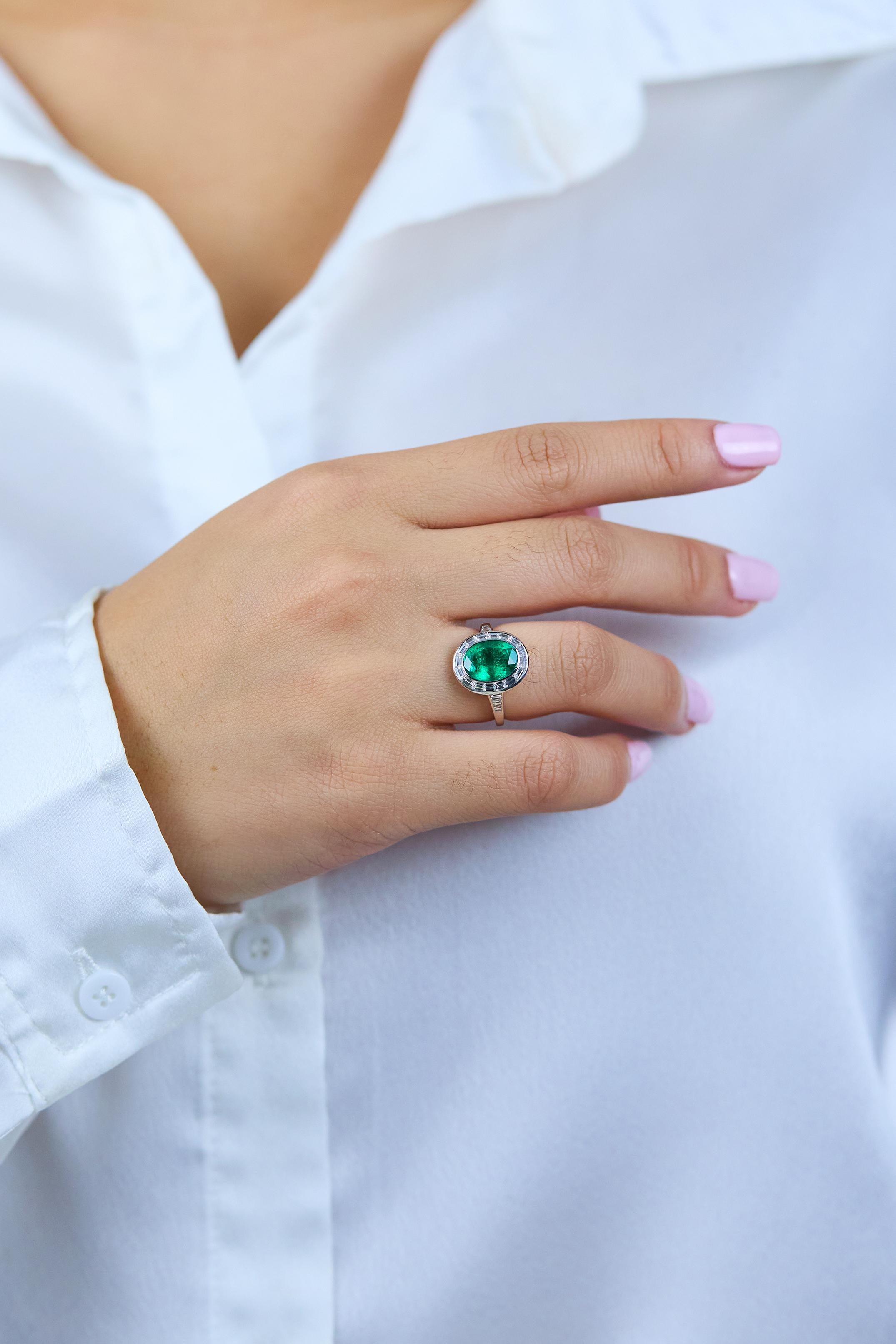 Women's GIA Certified 2.51 Carats Oval Cut Colombian Emerald & Diamond Engagement Ring For Sale