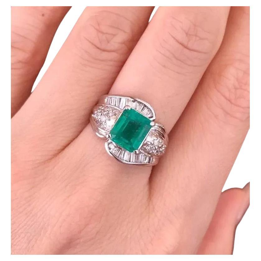 Anillo de Esmeralda y Diamante con Rondas y Baguettes en Platino con Certificado GIA

El Anillo de Esmeralda y Diamantes tiene una Esmeralda central de forma rectangular certificada por el GIA de 2,52 quilates, acentuada con Diamantes Brillantes