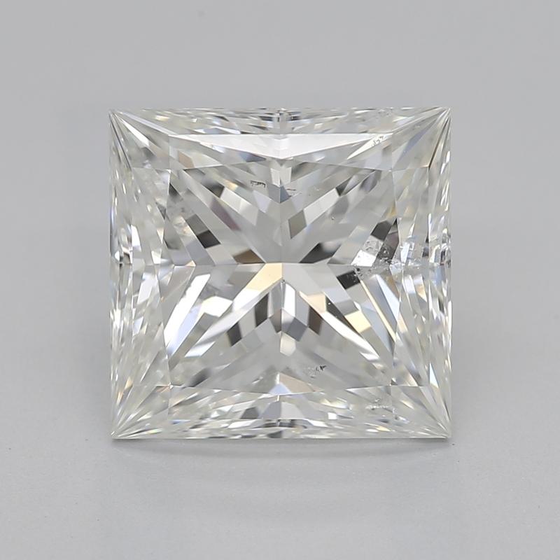 Rehaussez votre collection de bijoux avec cette exquise bague en diamant qui présente en son centre un captivant diamant princesse pesant 2,52 et affichant un brillant I et un exceptionnel SI2. La double corbeille à quatre griffes rehausse son