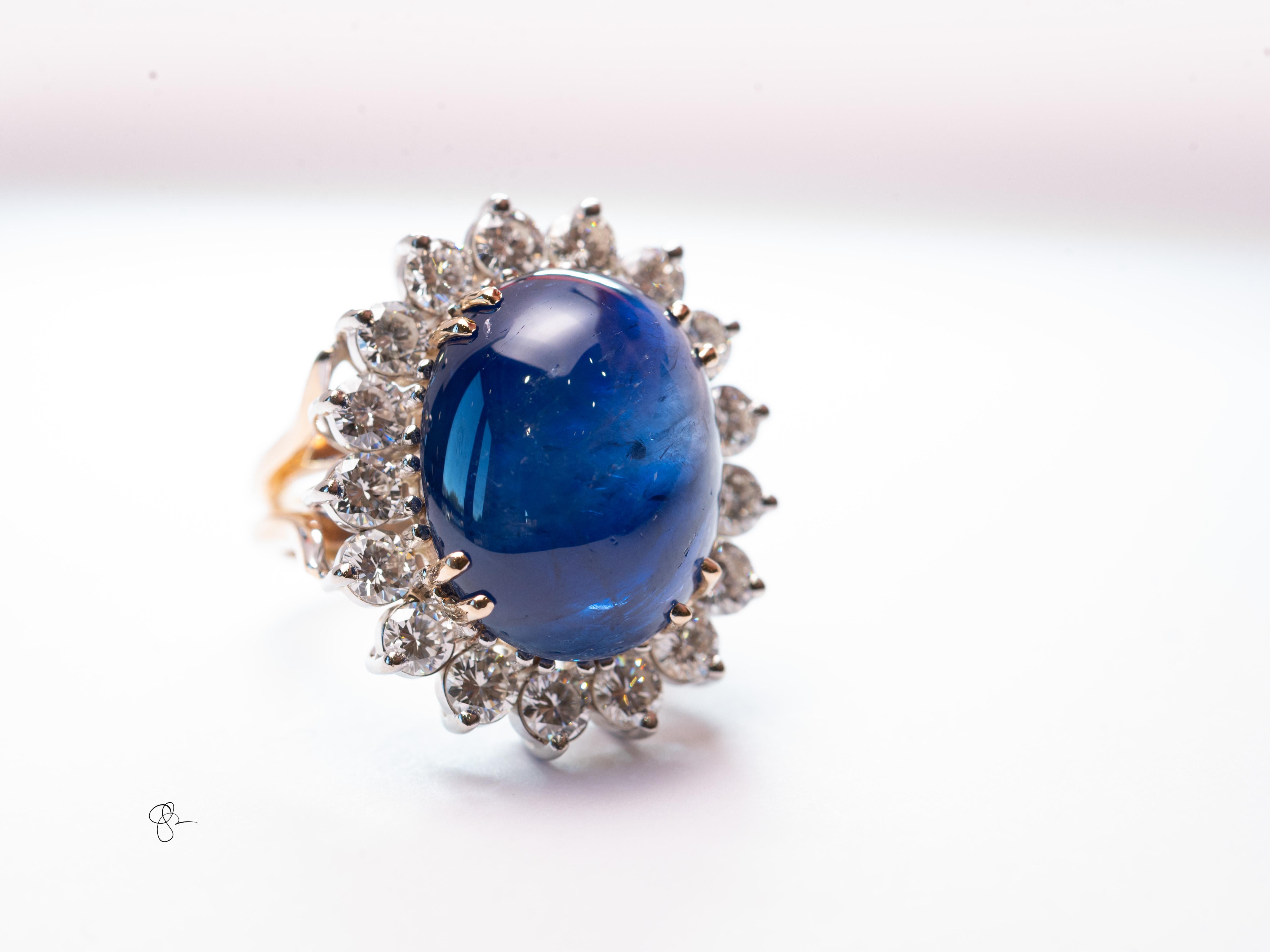 Ce majestueux saphir étoilé ovale naturel non chauffé de Birmanie pèse un incroyable 25,21cts et mesure 19,41x15,29 x 8,02 mm. Il s'agit d'une belle forme ovale taillée en double cabochon afin de maximiser le poids en carats. Il montre un  effet