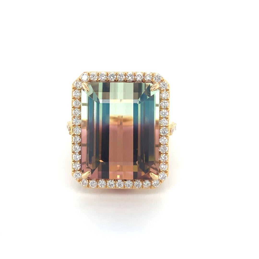 Turmalina rosa y amarillo-verde zonada de 25,26 quilates con halo de diamantes engastada en oro amarillo de 18 quilates