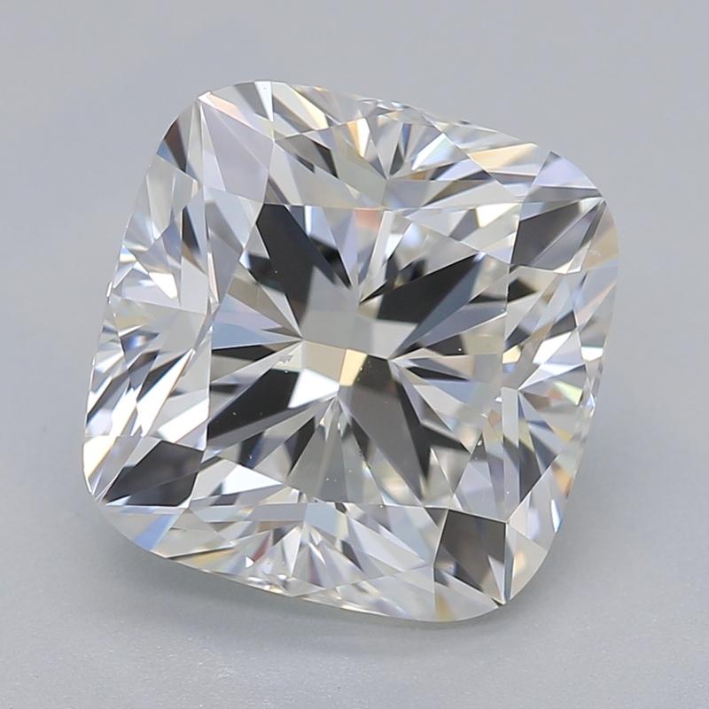 Hecho a mano en Nueva York, un impresionante escaparate de artesanía y elegancia, este anillo de diamantes presenta una impresionante piedra central que es un diamante en cojín con un peso de 2,53 , graduado con una deseable G y VS1. El diamante