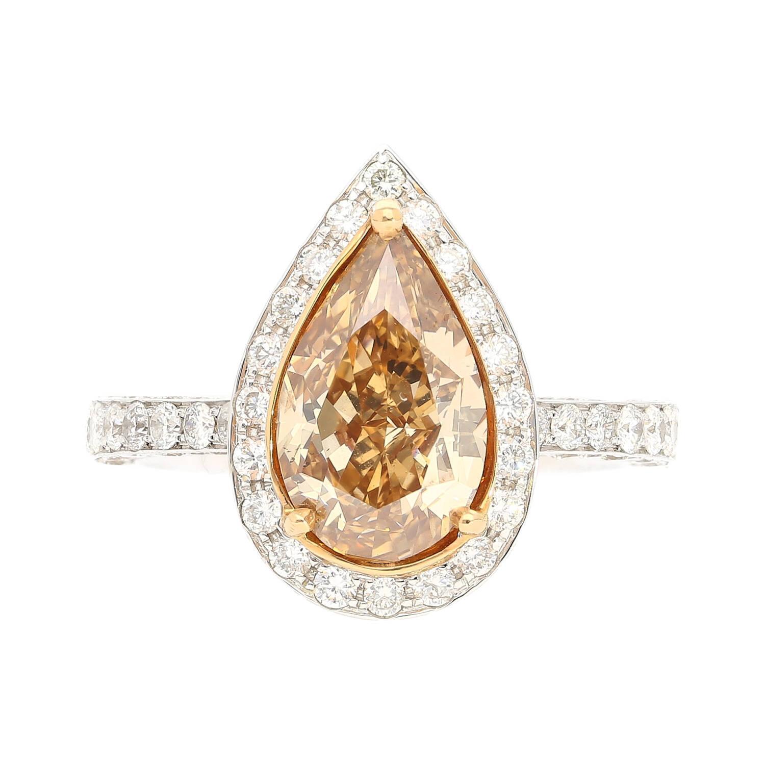 Diamant poire certifié GIA de 2,53 carats de couleur brun-jaune dans une monture halo en or bicolore 18 carats de pureté SI1 avec des griffes en or rose et une bande de diamants pavés en or blanc. Taille réglable grâce à une galerie inférieure