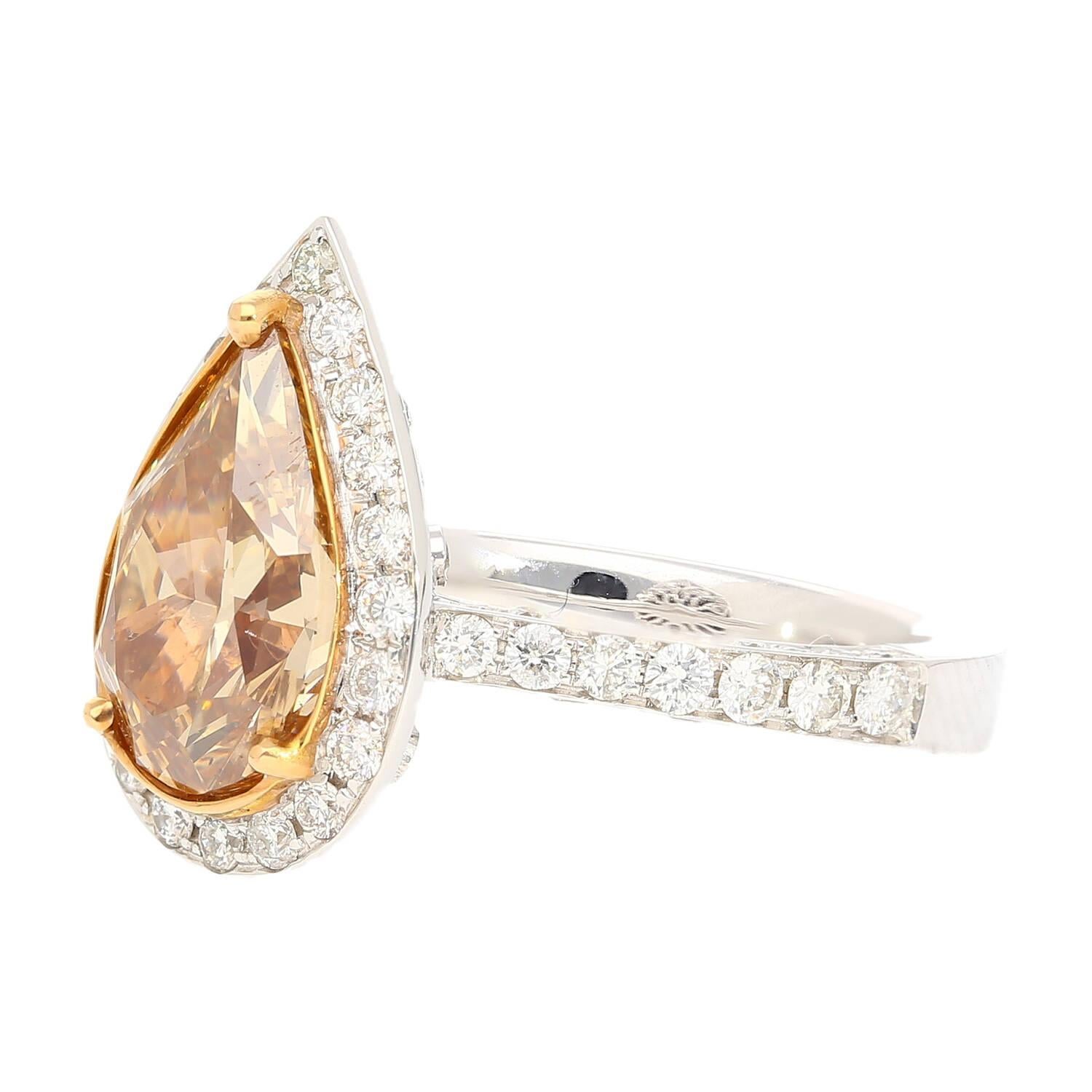 Bague de fiançailles certifiée GIA, 2,53 carats, diamant brun taillé en poire, halo pavé Bon état - En vente à Miami, FL
