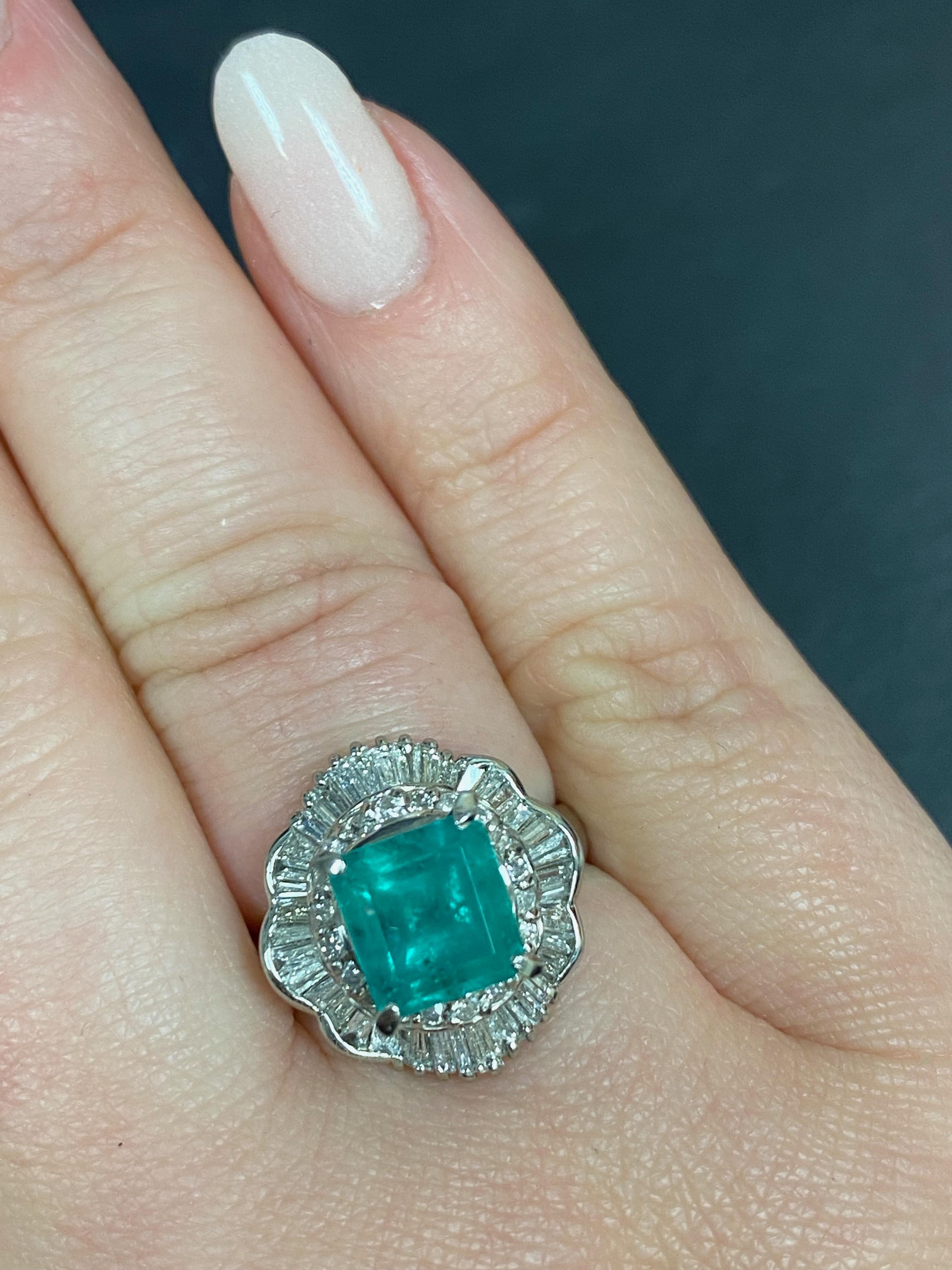 GIA Certified 2.53ct Colombian Emerald (MINOR OIL) & 0.78 Diamond Platinum Ring  In Good Condition For Sale In Atlanta, GA